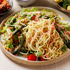 小海老の揚げオクラのごまドレッシングのラーメンサラダ