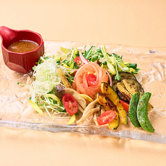 冷製トマトと野菜の彩プレートサラダ