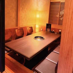 木の温もりが溢れる店内は、落ち着きのある上質な和の空間。周りを気にせずにお食事を楽しめる「完全個室」を完備しております。プライベートが確保されたお席は、デートや記念日はもちろん、大切なお客様をおもてなしする接待の場としても最適です。