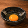 生卵。まろやかな味わいをプラスする定番トッピング。