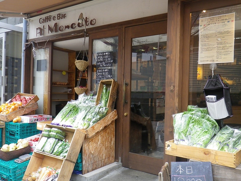 イタリアの家庭の味と雰囲気を楽しめるお店。併設の青果店では新鮮野菜も販売。