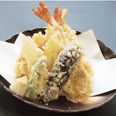 揚げたての天ぷら盛り合わせの写真