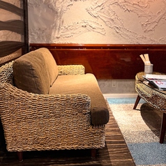 ソファー席でゆっくりくつろげる！※窓際のテーブル席はお会計から5%OFF♪