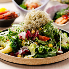 とろろ昆布と春菊のさっぱりレモン風味のドレッシングサラダ