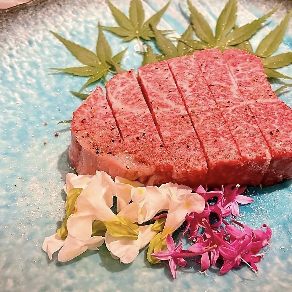 当店の和牛は肉質の良さと豊かな香りが特徴！とろけるような食感と深い味わいを楽しむことができます