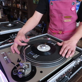 【DJブース完備☆】リズムに合わせて一緒に踊りませんか？みなさまに熱気あふれる瞬間をご提供いたします♪友達はもちろん、新しい仲間と一緒に楽しむことで、思い出に残る素敵な時間をお楽しみいただけます。イベントやパーティーなど、さまざまなシーンでも利用いただけます。ぜひ心躍るひとときを体験してみてください。