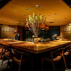 この席は、落ち着いた雰囲気が魅力の空間です。2名様や少人数での利用にぴったりで、時間を気にせずにゆったりとお食事やお酒を楽しんでいただけます。目の前で調理される料理を見ながら、普段の忙しさを忘れ、心地よい時間をお過ごしください。