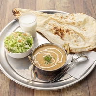 ご自宅でも本場の味を！カレーとナンのお持ち帰りOK★