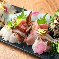 本日のイカの姿造り＆本マグロ入りお刺身盛り合わせ。の写真