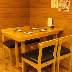 【大人気のテーブル席】4人掛けのテーブルは2つご用意致しております。