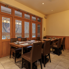 当店ではご利用しやすい2名掛けテーブルを7席ご用意しております。デートや普段のお食事はもちろん、観光の方も大歓迎です。