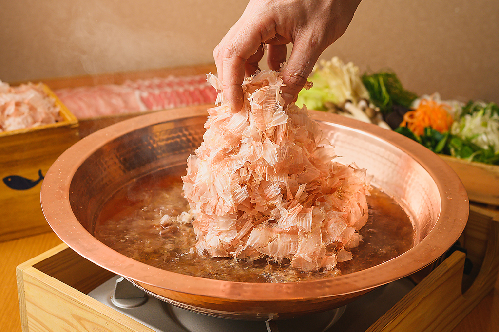 毎日店舗で削る0.01ミリのかつお節。その日引き立ての風味豊かなかつお節を贅沢に使った出汁しゃぶ。