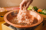 毎日店舗で削る0.01ミリのかつお節。その日引き立ての風味豊かなかつお節を贅沢に使った出汁しゃぶ。