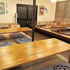 小上がりタイプの座敷席は1テーブル最大6名様まで着席できます。テーブル同士の連結も可能です。