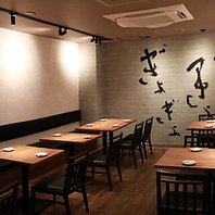 【清潔感のある店内にカウンター・テーブルをご用意】