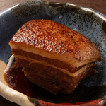 沖縄料理の定番、ラフテー！泡盛と黒糖でじっくり煮込んだ豚の角煮は、柔らかくコクのある仕上がり★