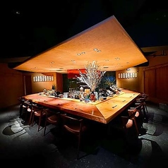 当店の貸切利用は最少人数15名から最大25名まで対応しております。ご利用いただくためにお電話でのお問い合わせが必須となっています。目の前で調理される様子をご覧いただき、当店が誇る料理の数々をお楽しみください。