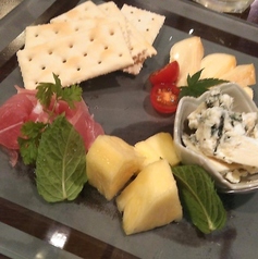 スペイン産生ハム(ハモンセラーノ)と二種のチーズクラッカー添え オードブル仕立て