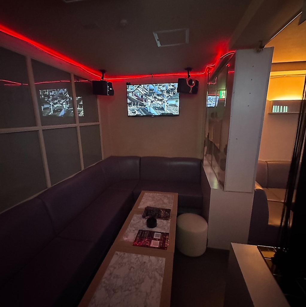 プライベート感溢れるボックス席は少人数での集まりに最適。都会の喧騒を忘れ、上質な夜を過ごせます