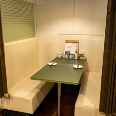 お洒落な店内は、2名様から12名様までの少人数宴会個室をご用意しております。新宿での様々な用途に合わせて最適な個室席へご案内させていただきます。新宿での各種宴会にぜひご利用ください。