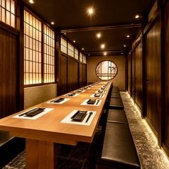 和の趣き溢れる店内は大人の為の落ち着いた雰囲気となっております。2名様~100名様までご利用可能な完全個室席は名駅での接待や女子会、合コンなど各種宴会に最適なプライベート個室空間♪お得な宴会コースプランもご予算に合わせて3000円~用意。誕生日や記念日にお得なサプライズ特典もご用意。画像は系列店イメージです