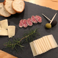 料理メニュー写真 スペイン産サラミと2種のチーズ