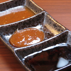 とんちゃん焼に付けるたれは、味噌ダレ・しょうゆダレ・特製オリジナルタレの写真