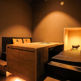 全席個室で、プライベート感たっぷりで特別なひとときを演出します。大切な人との会話を楽しみながら、焼肉を心ゆくまで堪能できる空間です。デートや接待、家族の集まりなど、様々なシーンに最適で、落ち着いた雰囲気が魅力。高級感あふれるインテリアと照明が、リラックスしながらゆったりとした時間をお過ごしください。