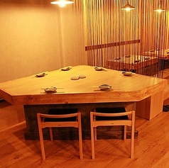 8名様×2卓のご用意がございます。