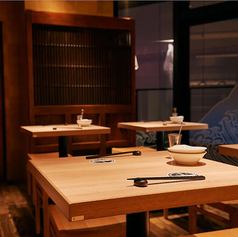 おしゃれ空間のテーブル席は会社の宴会や女子会にぴったり♪