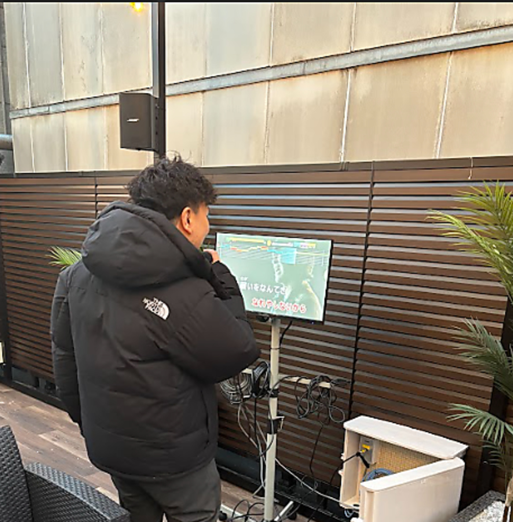 店内でも屋上スペース内でも、カラオケが楽しめるので、友人との飲み会や女子会、宴会にもおすすめ◎