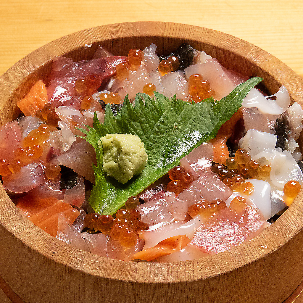 【海鮮丼】新鮮な海の幸がたっぷりと盛り込まれ、口の中で広がる”旨み”に感動すること間違いなし◎