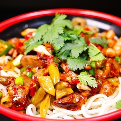 唐辛子の漬物と鶏モツぶっかけビーフンの写真