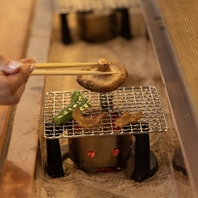 全席小型の囲炉裏を完備。大人の火遊びを楽しめます！