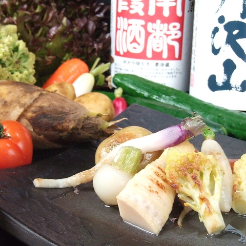 こだわり鎌倉野菜などヘルシーな料理は女性に大人気！東北蔵元のお酒揃えております。