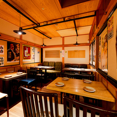 和気あいあいと宴会を楽しむテーブル席！池袋で少人数様での飲み会や宴会に最適なテーブル席！和モダンな空間でゆったりと過ごすひと時をお楽しみ頂けます！各種宴会にぴったりのお得な宴会コースは最大3時間飲み放題付3500円～ご用意しております！お得なクーポンもございますのでぜひご利用ください！