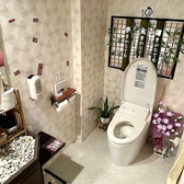 女性のお客様にも安心してお過ごしいただけるよう、店内には女性専用トイレをご用意しています。清潔感があり、細かな配慮が行き届いた空間で、快適にご利用いただけます。女子会やご家族での利用にも喜ばれる、安心感のあるサービスです！