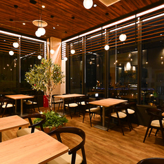 木製のぬくもりのあるテーブル席でごゆっくりお過ごしください。