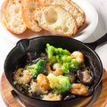 料理メニュー写真&nbsp;熱々アヒージョ～バケット添え～