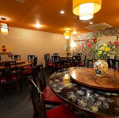 美しい花柄が施された香港の伝統的な円卓。料理をシェアしながら、賑やかで楽しいひと時を過ごせる特等席です。