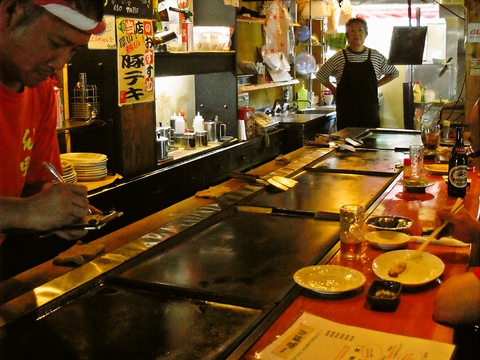 大きな手羽先・ジューシーな唐揚げが自慢のお好み焼店。テイクアウトもOK！