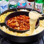 話題のチーズタッカルビもリーズナブルに楽しめちゃいます♪甘辛い味とマイルドなチーズの味が◎