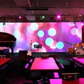 横8メートルの大型LEDビジョン♪映像と音楽で素敵な空間を演出します。結婚式二次会、会社宴会、打ち上げ等多種多様な用途に使用していただけます。音響設備ももちろんばっちり♪