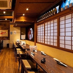 【1階｜テーブル席】4名様×5卓：カウンター席の後ろにはカジュアルな集まりにおすすめのテーブル席をご用意。同僚とのサシ飲みや少人数宴会など、ふらっと立ち寄りたいシーンに最適です。当日予約できるコースもありますのでぜひご利用ください。