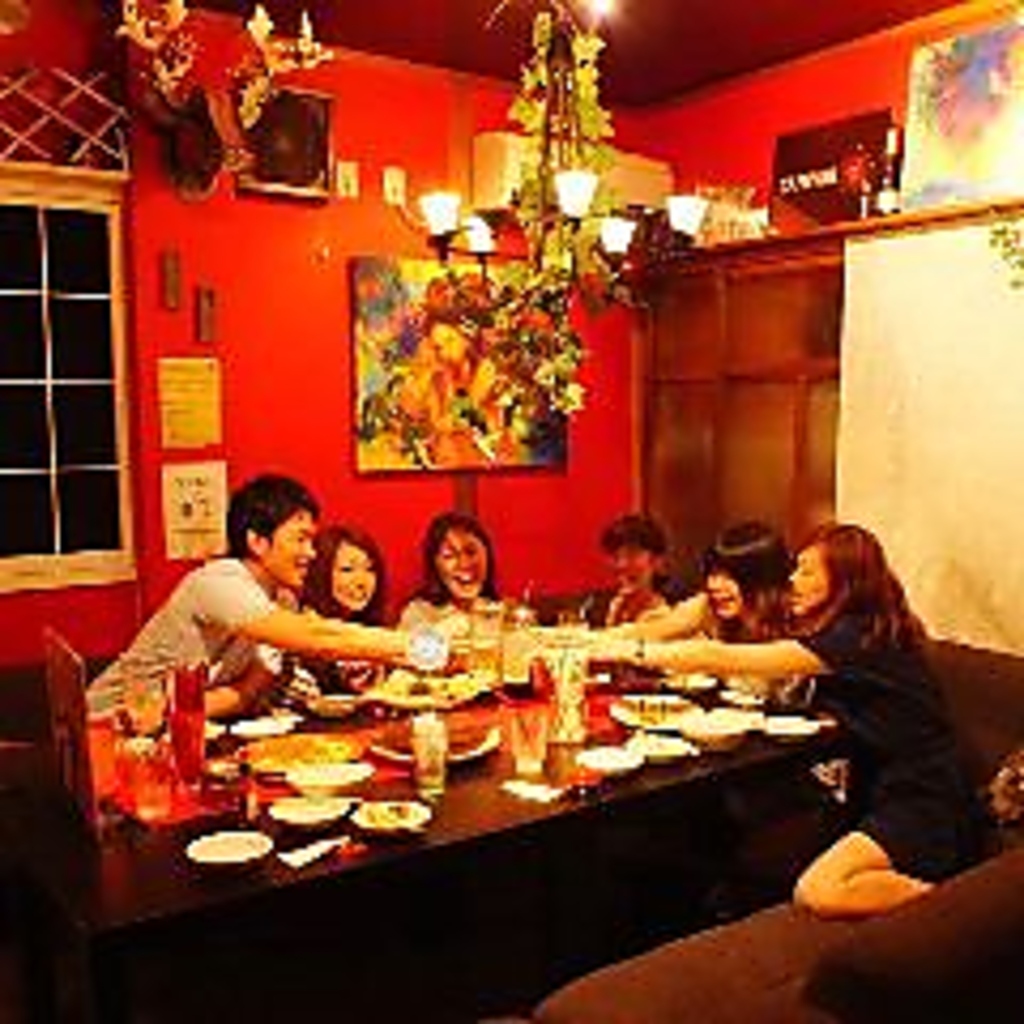 仲間と乾杯！ボリューム満点の料理とドリンクで盛り上がる、楽しいひとときを。