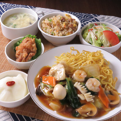 大満足のランチセット！全品にデザート付