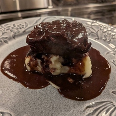 牛ホホ肉の赤ワイン煮込みWマッシュポテト