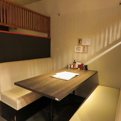 人気のソファーボックス席はゆったりとくつろぎ空間♪落ち着いた雰囲気の内装で会社、デート、仲間飲み、プライベートの宴会などにぴったりの作りになっております。本八幡で居酒屋に迷ったらぜひご検討ください。(本八幡/居酒屋/個室/飲み放題/喫煙可能/デート/誕生日/記念日/牛タン/女子会/宴会/肉/焼き鳥/鶏/)