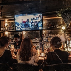 【お一人様からお気軽に】お酒をじっくり楽しみたい方におすすめのカウンター席です 。バーテンダーとの会話も弾み、素敵な夜を演出いたします