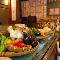 炉端カウンターに並ぶ、旬の恵みたち